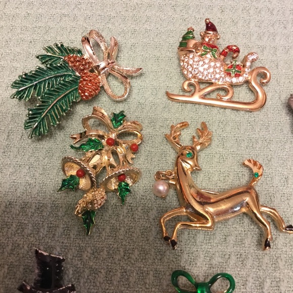 Vintage Christmas Brooch Lot of 8 Pins Jeanne, Gerry, Roman,& Beatrix Adorable - Picture 4 of 14
